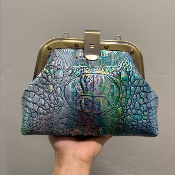 Iridescent Croc-Embossed Leather Handmade Retro Push Lock Multi Use Handbag - Picture 5 of 17